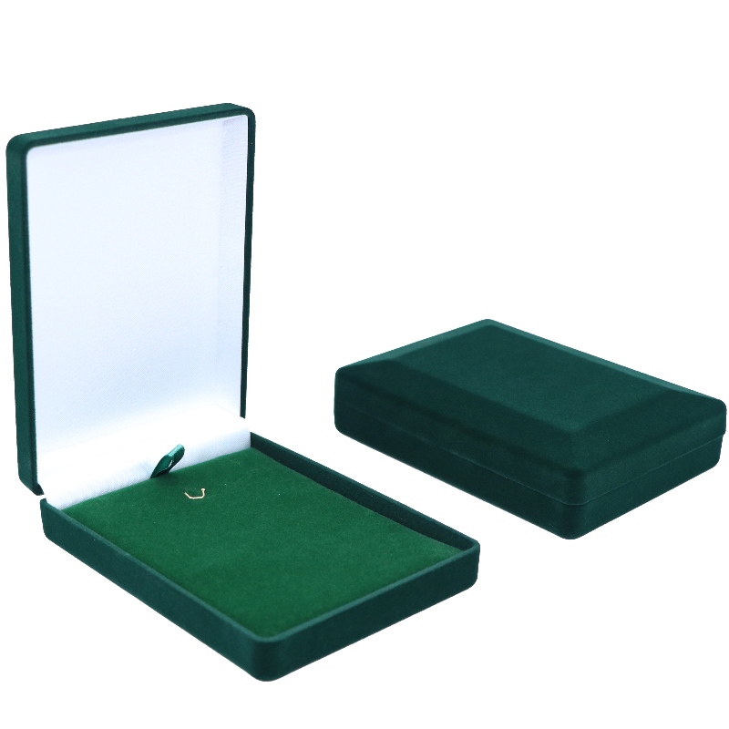 D-15 i grossistledet, svart och röd sammetslåda för mynt, halsband och medalj