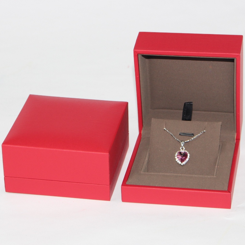 Ett fint smyckeskrin som är av hög kvalitet. Ett smyckeskrin. Storleken är 90*90*45mm.