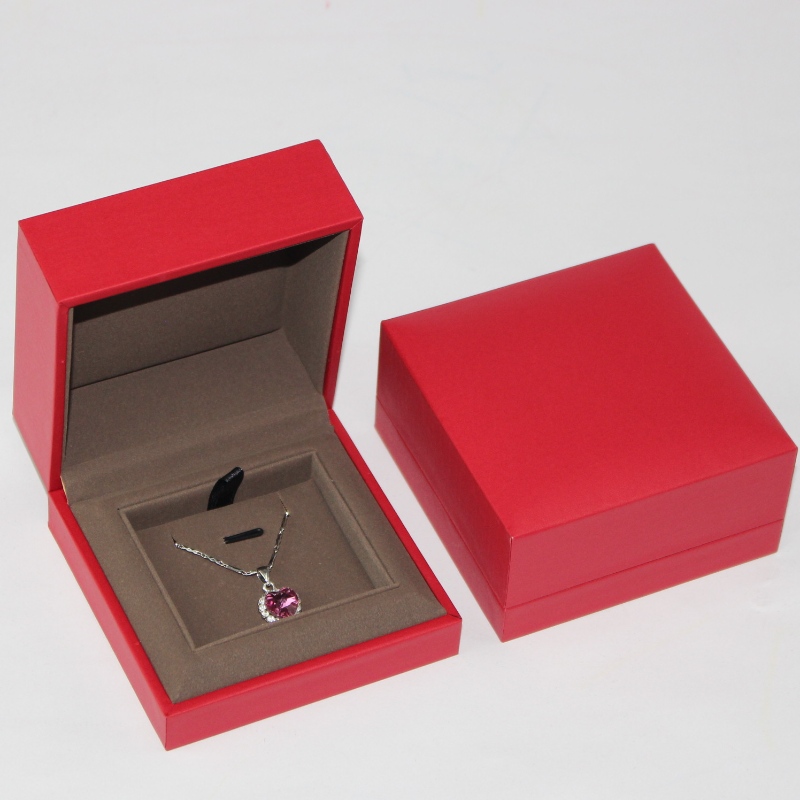 Ett fint smyckeskrin som är av hög kvalitet. Ett smyckeskrin. Storleken är 90*90*45mm.