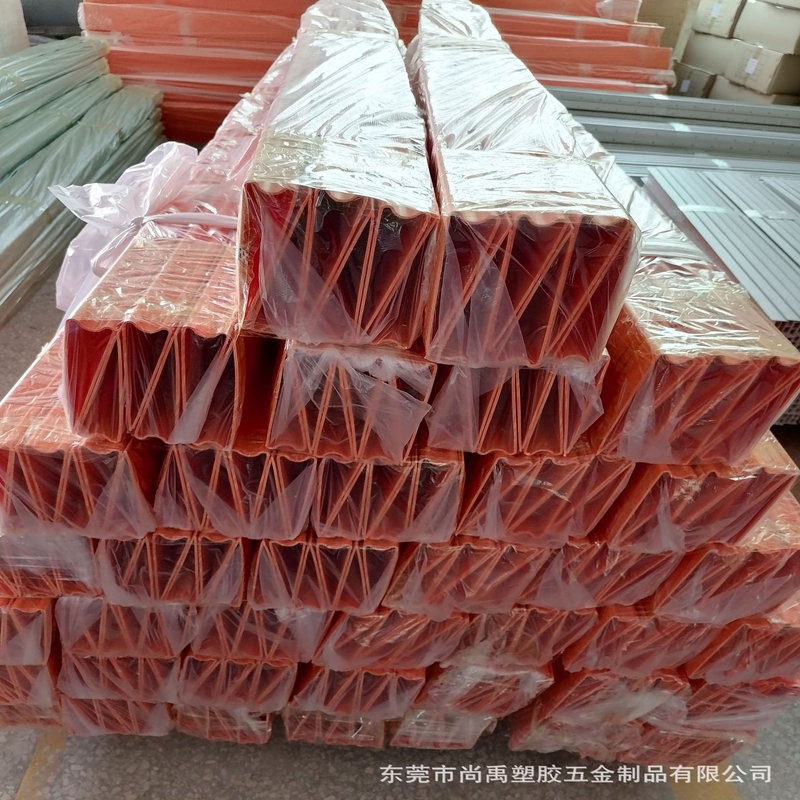 Anpassad extrudering av pvc-plastprofiler för stålförpackning