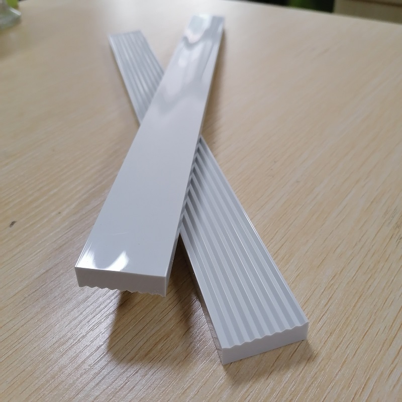 Skräddarsydda plastprofiler med glänsande ytbehandling PVC-extruderingsprofil platt remsa