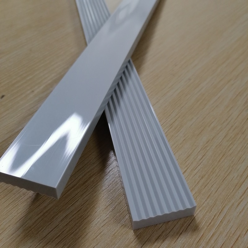 Skräddarsydda plastprofiler med glänsande ytbehandling PVC-extruderingsprofil platt remsa
