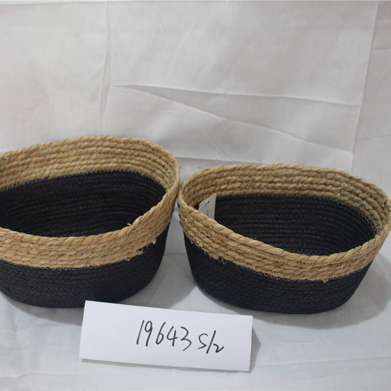 Handgjord korg för lagring av naturligt vatten för hyacint