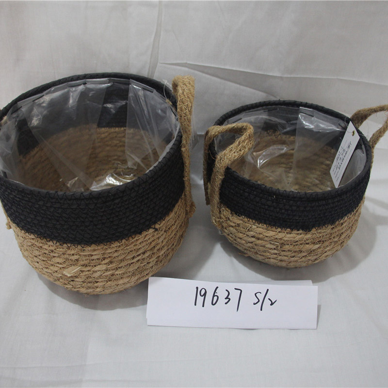 Handgjord korg för lagring av naturligt vatten för hyacint