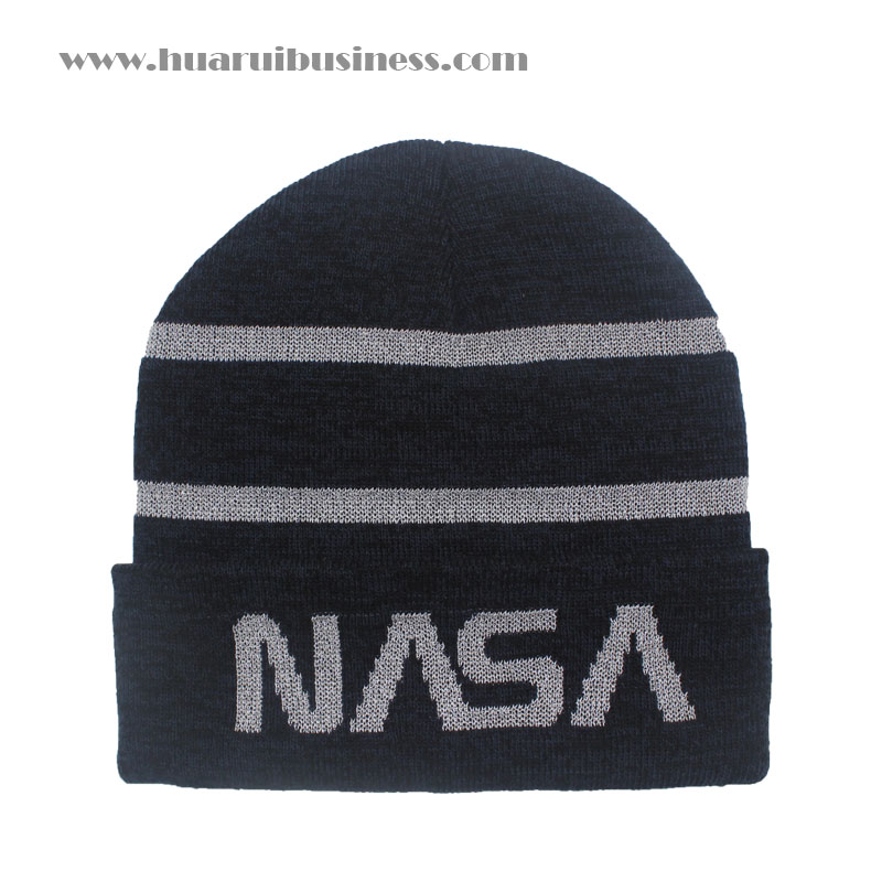 Akrylfylld mössa, tuque,unisex, vintermössa med reflekterande remsor och logotyp