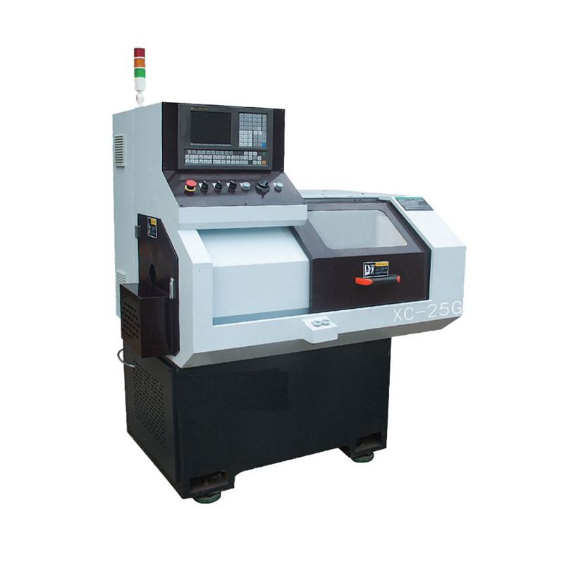 Otrolig CNC-svarvmaskin inuti fabriken Perfekt CNC-arbetsprocess