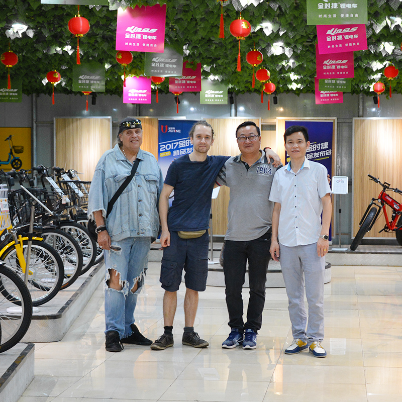 Utländska vänner kommer till vårt företag för att besöka och förhandla