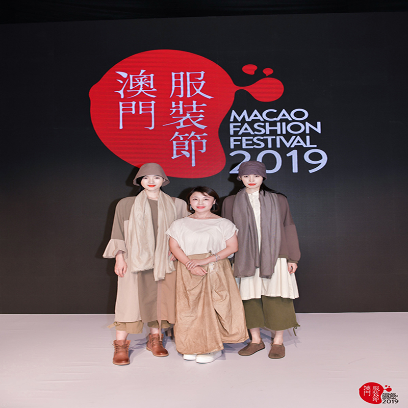 Retro och elegant, kontrollera blusar, plädbyxor, rutig kjol, plaidelement är aldrig fet att bära.