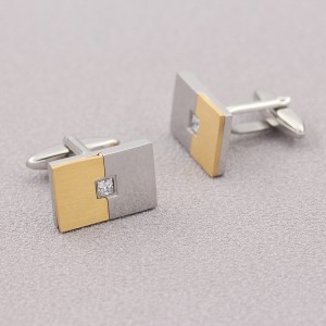 Manschettknappar i rostfritt stål med gravyr i två ton 18K guld med kubisk zirkonsten