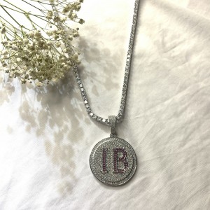 Modig runda brev graverade diamanthänge med kedja