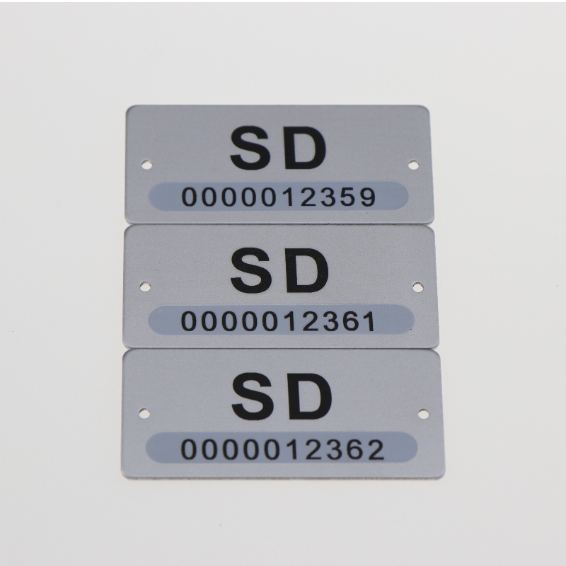 Partihandel anpassade laser graverade serienummer etikett metall streckkod etikett klistermärke tryckt aluminium tillgång tagga labe