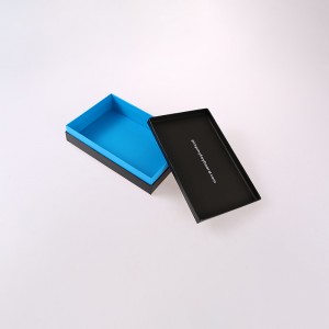 Svart låda med logotyp