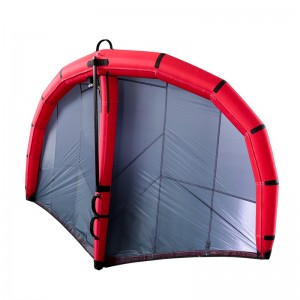 Vuxen sommar utomhus vatten uppblåsbara folie vinge