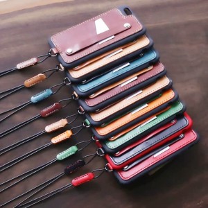 Den är lämplig för iPhone 8 mobiltelefon skyddande läderfodral. Den är gjord av toppkalvskinn. Läderfodralet är utformat med en handrem. Den importerade tpu + pc två i ett mjukt gummifodral är anti fall och anti repor