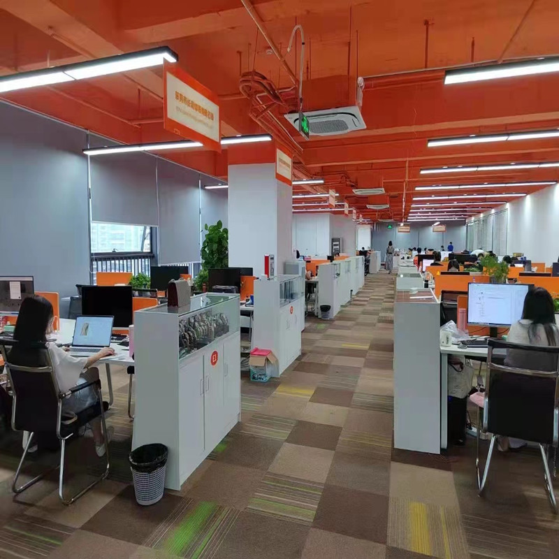 På företagets kontor arbetar personalen hårt