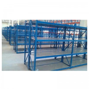 Hyllor med medelstora