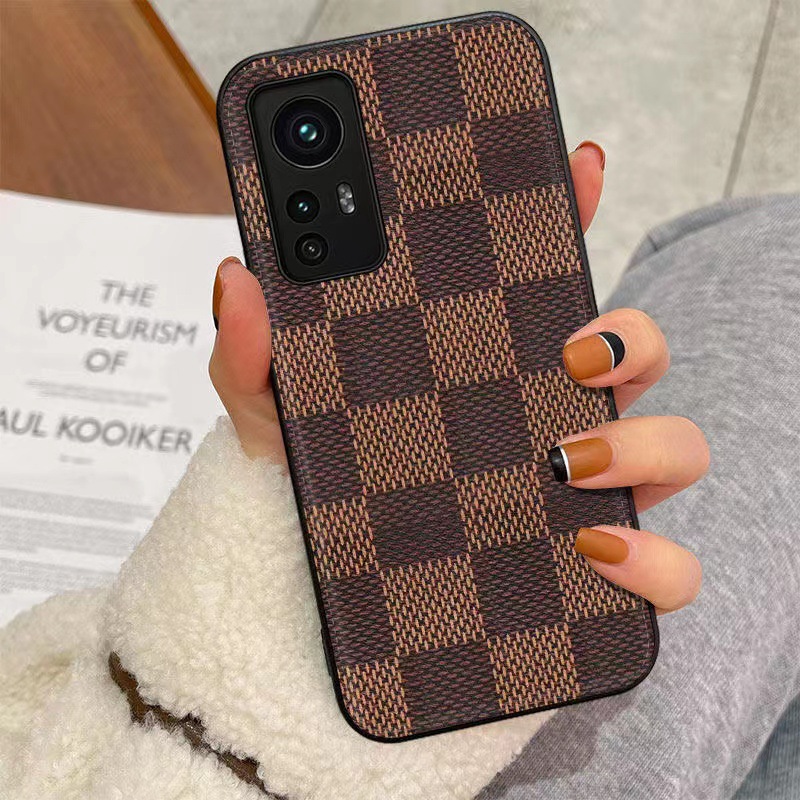 Det är lämpligt för Xiaomi12Pro lyxig mobiltelefonfodral. Det är helt lindat med stort varumärkesimitationsläder för hand. Det är ett höstbevis och skrapskyddande skyddande läderfodral