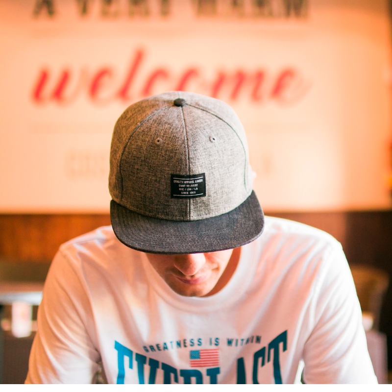 Vad är skillnaden mellan snapbacks och lastbilshattar?