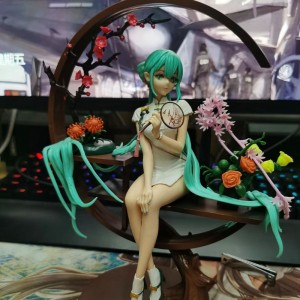 Yun xiang hon vacker flicka första tonen shaohua cheongsam första ton 1/7 sittande hand gör framtida hängsmodell