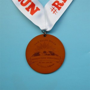 Rå trä snidning med sidenband fina medaljer