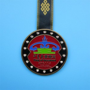 Utdelar guldmedalj färgglad emaljmedaljong hänge