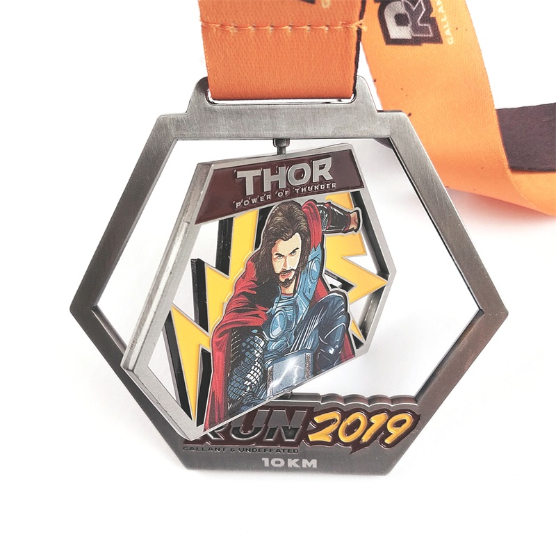 Klipp ut zinklegeringsmedaljer Anpassade medaljer Design Super Hero Awards Guldmedalj