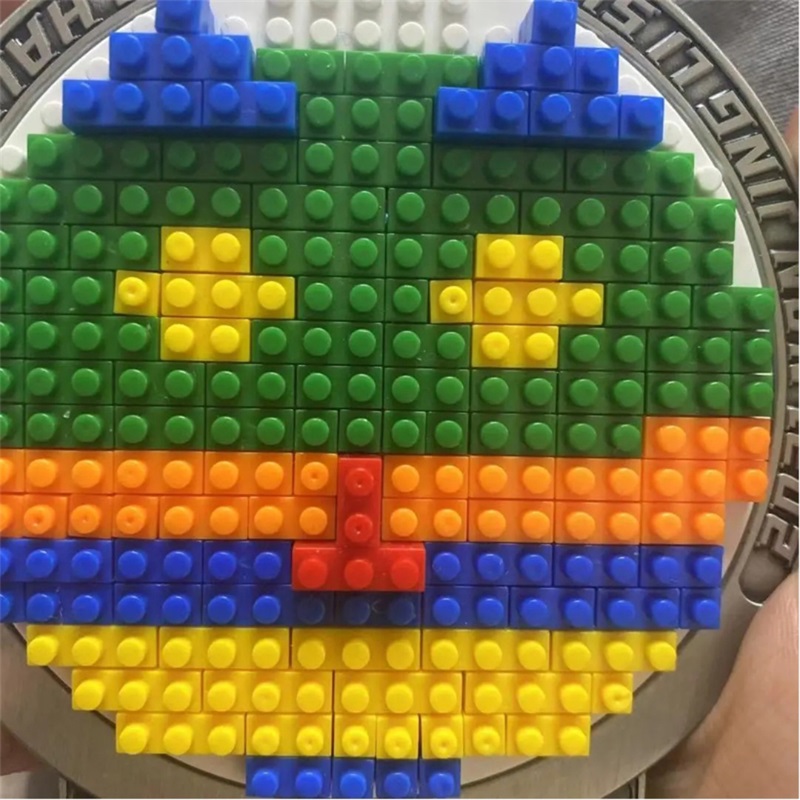 Tilldela medaljdesign Lego som spelar medaljonghänge