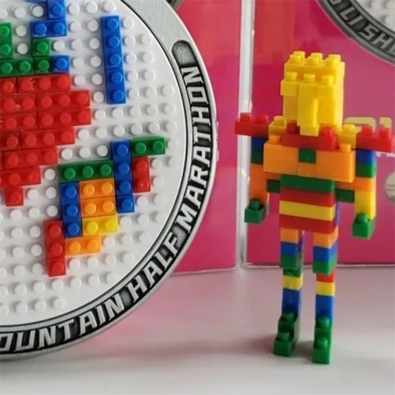 Tilldela medaljdesign Lego som spelar medaljonghänge