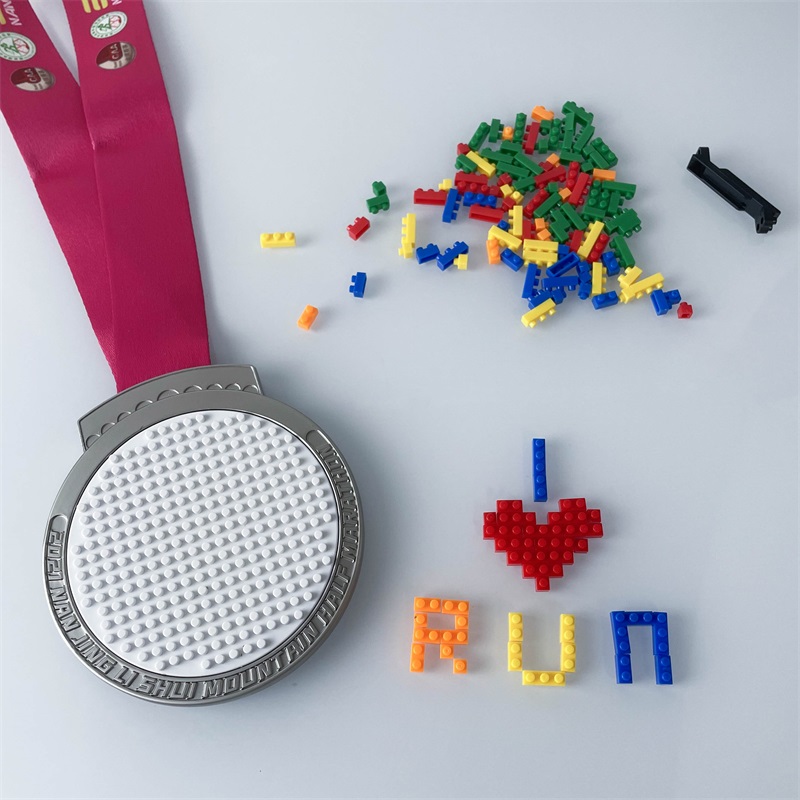 Tilldela medaljdesign Lego som spelar medaljonghänge