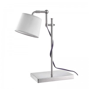 Justerbar arbetslampa på arbetsstationen i rum