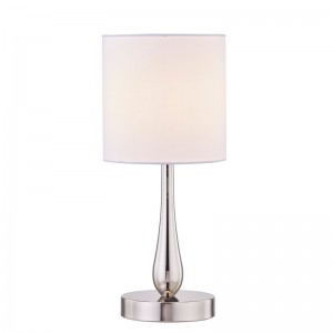 Tiny stil bordslampa med poleradnickelfinish och en på/off rocker switch i linje vid gästrummet