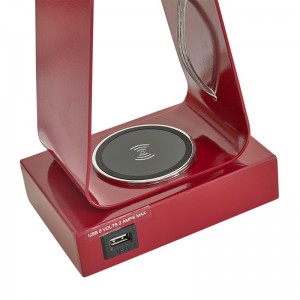 Tiny Desk Lamp med röd finish, en USB -laddningsport, en trådlös laddstation och en på/off -rockerbrytare vid gästrummet