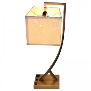 Antik Silver Finish Desk Lamp med en på/off -vippbrytare, ett bekvämt utlopp och en USB -laddningsport vid gästrummet