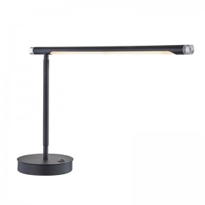 Marriott justerbar LED -skrivbordslampa med matt svart finish och en på/off rocker switch på hotellets gästrum