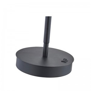 Marriott justerbar LED -skrivbordslampa med matt svart finish och en på/off rocker switch på hotellets gästrum