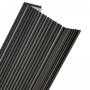 Hampton Inn Hotel Metal Wall Sconce med matt svart finish och akryldiffusor inuti på hotellets typiska golvkorridorer