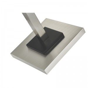 Hotellmetallgolvlampa med borstadnickelfinish och svart accent på gästrummet