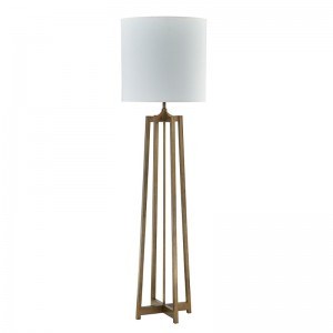 Hyatt Hotel Soffa bredvid golvlampa med antik guldfinish på gästrummet