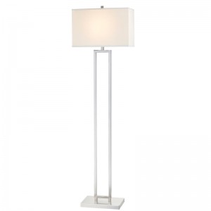 Marriott Hotel Soffa bredvid golvlampa med borstadnickelfinish på gästrummet