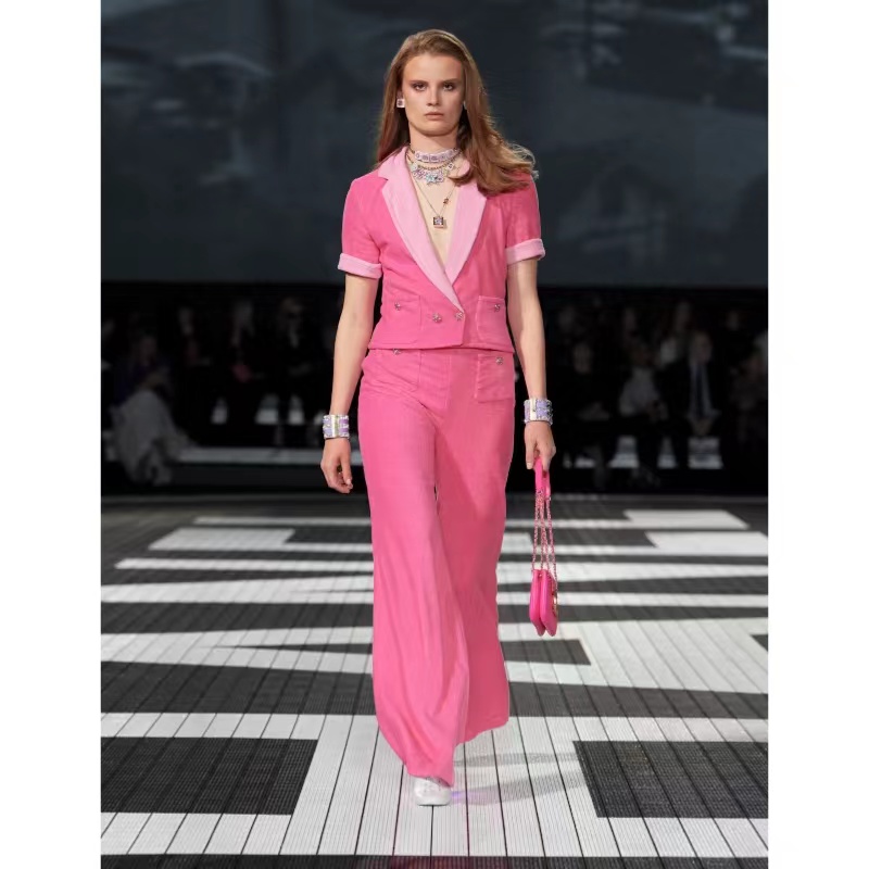 Barbie/childlike Barbie estetic/sweet rosa/sets catwalk