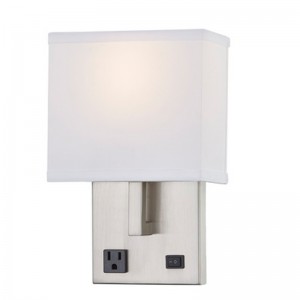 Hospitality Hotel Hand Wall Sconce med borstadnickelfinish och halv rektangulär tygskugga på hotellet typiskt rum