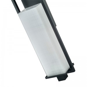 Hospitality Hotel Wall Sconce med matt svart finish och rektangulärt linnemönster akrylskugga på hotellet typisk korridor