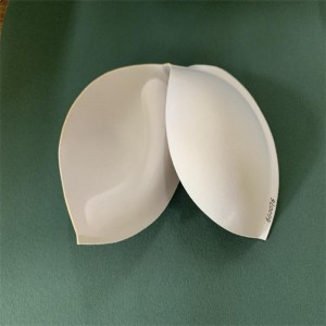 Mjuk bris andas upp underkläderkoppen