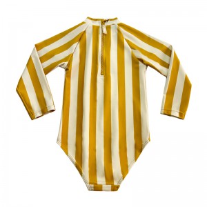 Ett stycke randigt barnbaddräkt