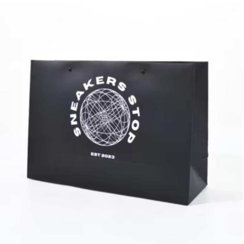 Anpassad logotyp Matt Black Paper Clothing Packaging Present Papperspåse Shoppingväska Lyxpapperspåsar med bandhandtag