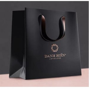 Anpassad märkeslogotyp Luxury Black Paper Apparel Packaging Present Pappa Papperspåse