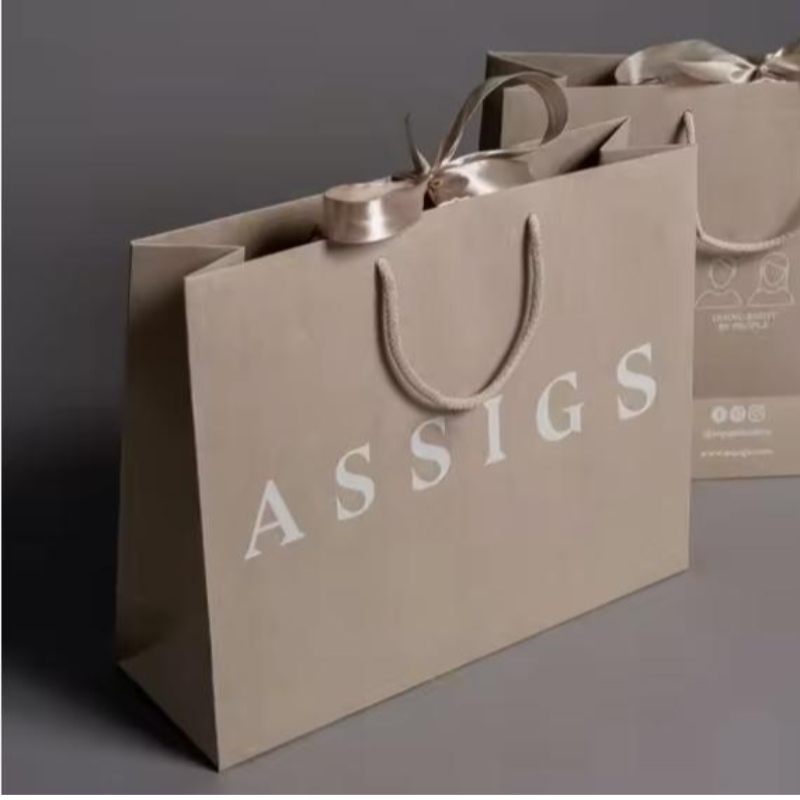 Anpassade lyxkläder detaljhandelsförpackningsväska vit presentpåse bolsas de papel shopping förpackning papperspåsar med handtag för kläder