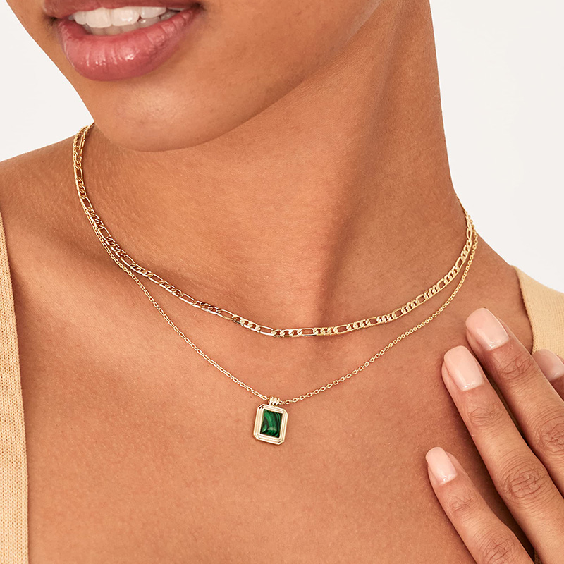 Hongde Golden Harmony Layered Halsband 1-----14K guldpläterade lagerhalsband för kvinnor Ädelstenshänge Figaro Chain Halsband Carnelian, Green Aventurine, Malakit Layering Halsband