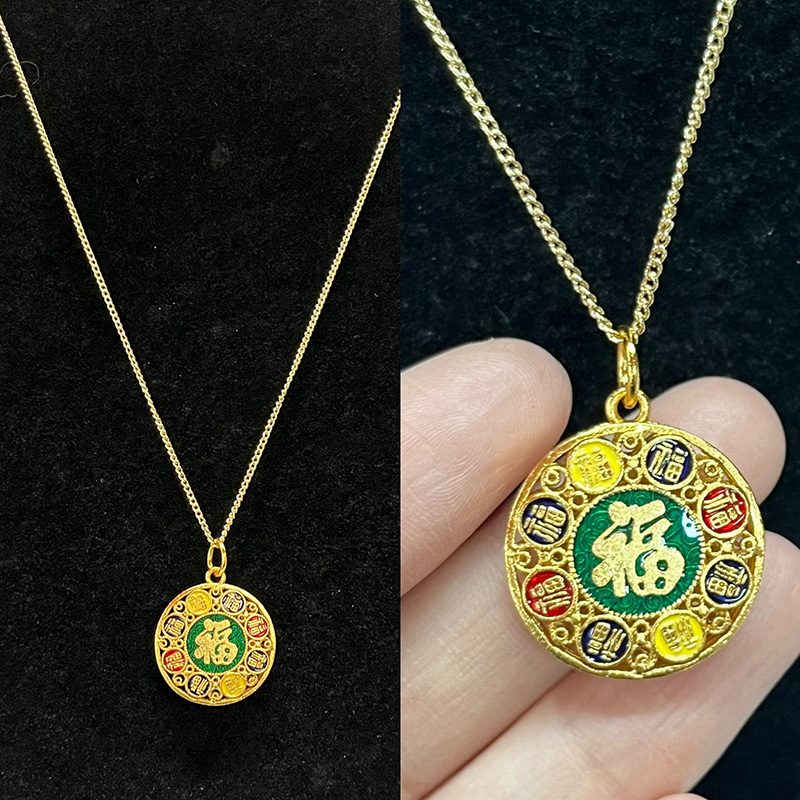 Traditionellt kinesiskt guld-Pläterad lycklig hänghalsband med FU -karaktär och multicolor emalj välsignelser för rikedom och lycka