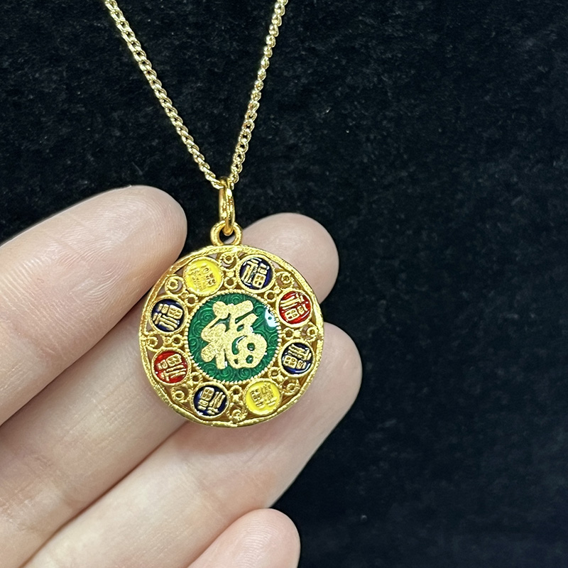 Traditionellt kinesiskt guld-Pläterad lycklig hänghalsband med FU -karaktär och multicolor emalj välsignelser för rikedom och lycka